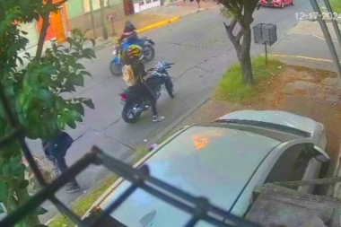 Motochorros robaron una moto a los tiros y una bala perdida casi mata a un camionero