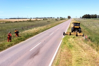 Un intendente salió a cortar el pasto en una ruta nacional ante la falta de “respuestas” de Milei