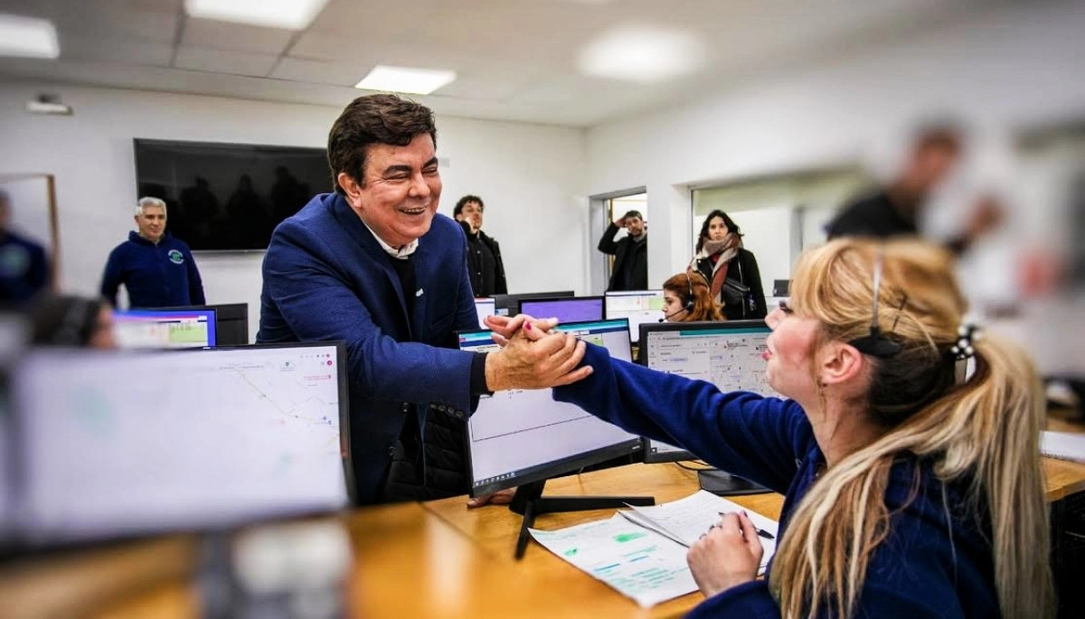 Espinoza entregó un bono especial de 260.000 pesos para los municipales de La Matanza