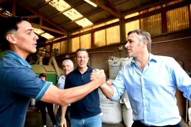 Achával y Sciaini recorrieron empresas en los parques industriales de Roque Pérez y Bolívar