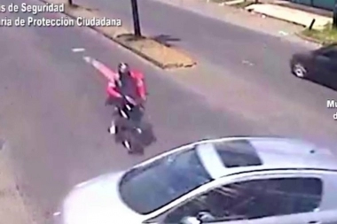 Choque en El Talar: delivery se "abatató" y se llevó por delante un automóvil