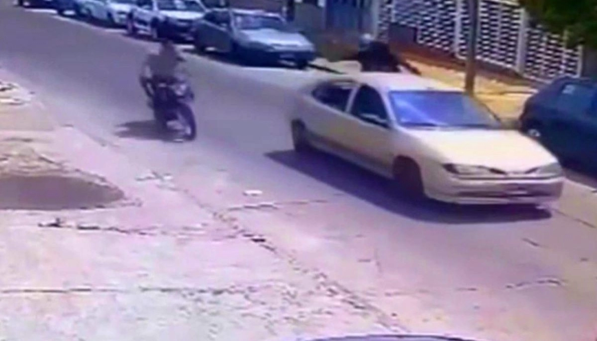 ¿Intento de robo o ajuste de cuentas? Motoquero fue perseguido y baleado en el Conurbano