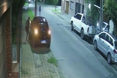 Robo de auto en el Conurbano: cerró las puertas cuando los vio venir y le tiraron un cascote a la ventanilla