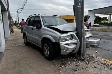 Iba rápido, perdió el control de la camioneta y arrolló a mujer que esperaba el colectivo