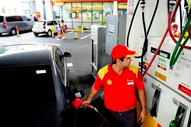 A diferencia de Milei, Kicillof no permitirá que los conductores carguen nafta solos en las estaciones de servicio