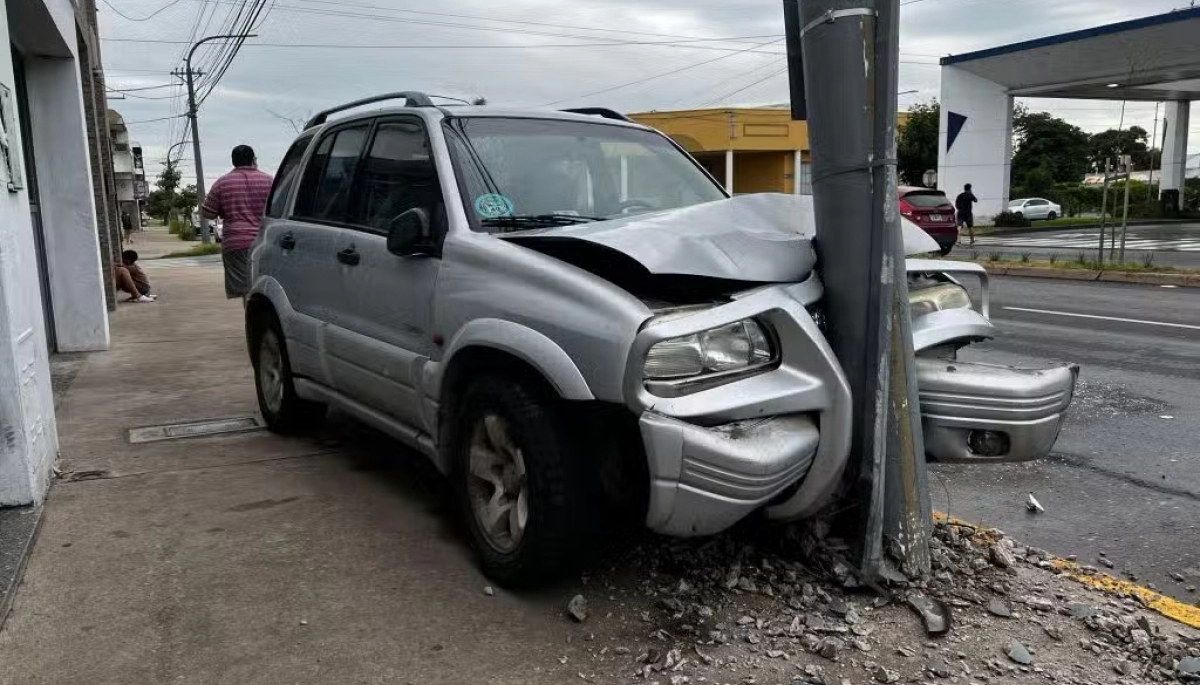 Iba rápido, perdió el control de la camioneta y arrolló a mujer que esperaba el colectivo