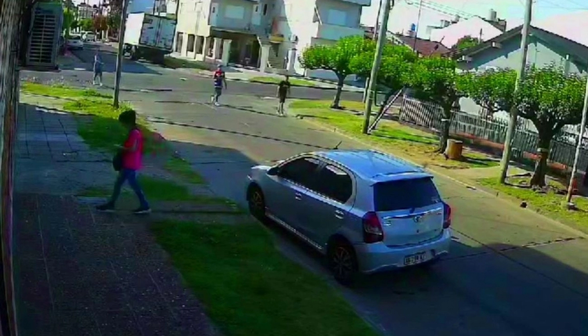 Una conductora llegó a la casa de la madre y fue la primera víctima de un tremendo raid delictivo