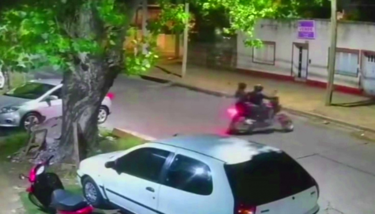 Inseguridad en Tres de Febrero: motochorros rodearon y asaltaron a una joven