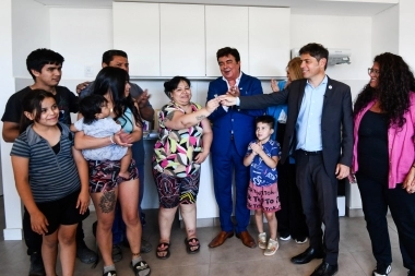 Kicillof cerró el año en La Matanza: recorrió obras y entregó escrituras gratuitas