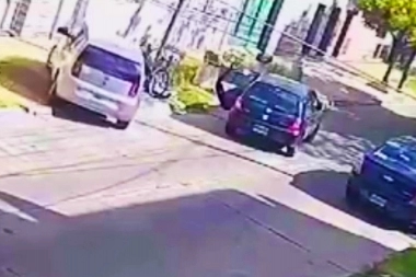 Más inseguridad en Tres de Febrero: con auto robado, escaparon a toda velocidad por la vereda