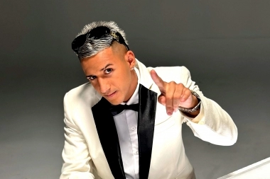 Listo para el verano, el Negro Tecla se unió a Gusty DJ para estrenar la cumbia “Activo 24/7”