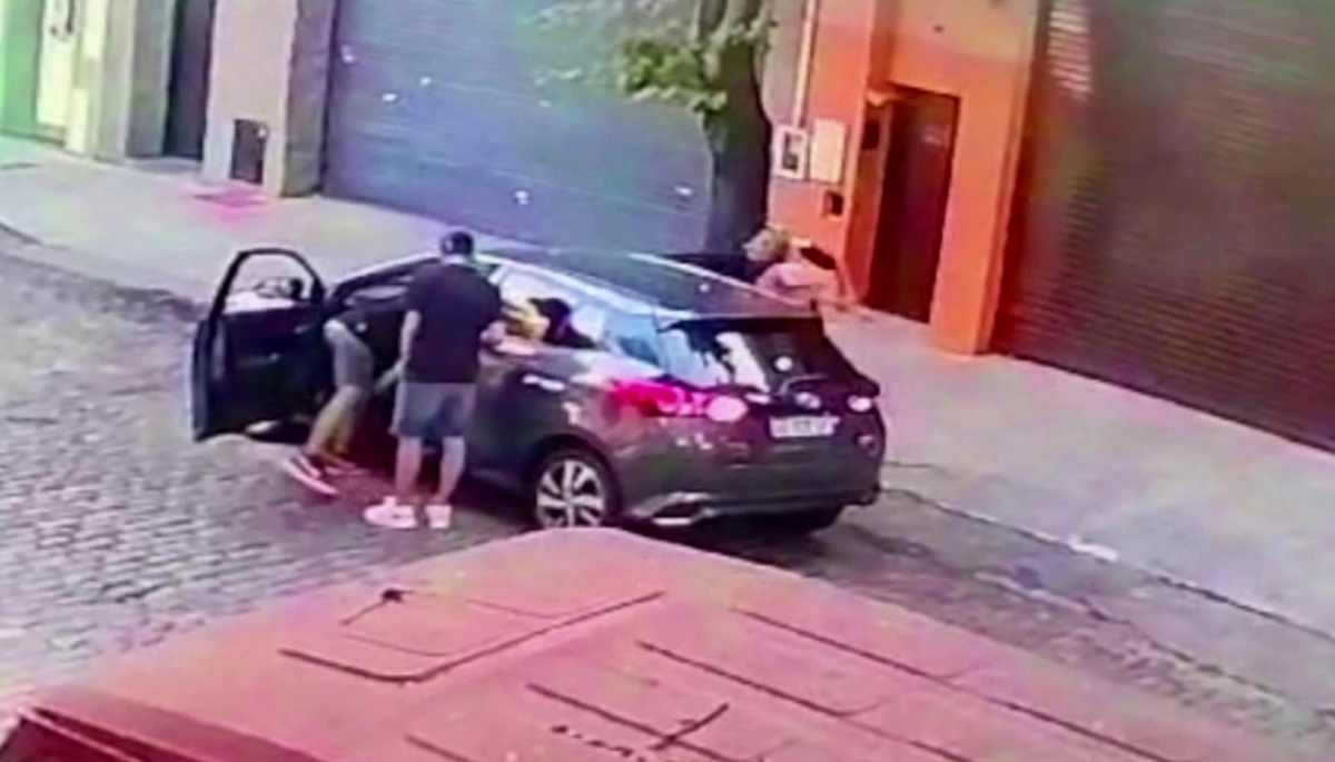 Descontrol en CABA: jubilada fue arrojada a la acera durante un violento robo automotor