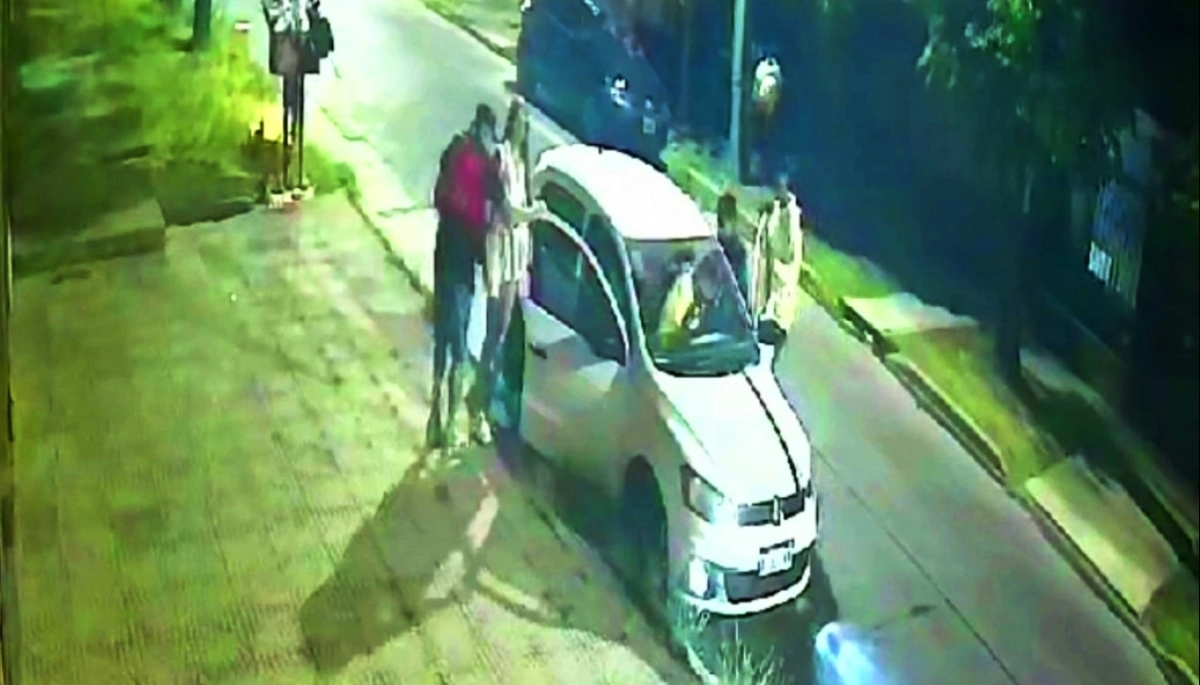 Delincuentes armados atacaron a una pareja y le robaron el auto con la modalidad piraña