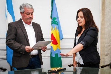 Martínez tomó el juramento de Érica Períes, la nueva secretaria de Salud de Pergamino