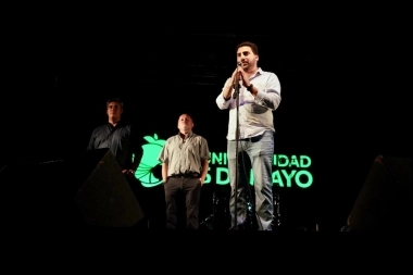 Primera noche del Festimayo: Egüen presente en el lanzamiento del Carnaval 2025 de 25 de Mayo