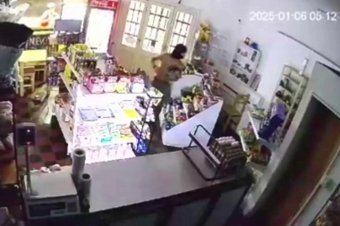 Buscan a un sujeto que destrozó una vidriera para robar un almacén en Chacabuco