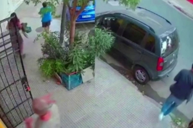 Descontrol en CABA: golpearon a la mujer y encañonaron al hombre para robarles el vehículo