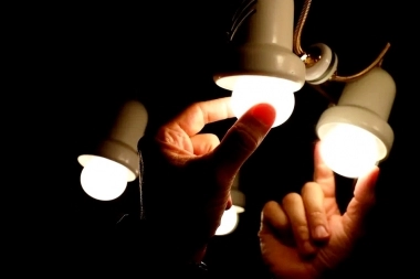 Enero llega con un duro golpe al bolsillo: Kicillof habilitó otro aumento de la luz en la Provincia