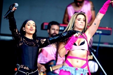 María Becerra anticipó el remix de “La Reina” junto a Lola Índigo en un show en vivo