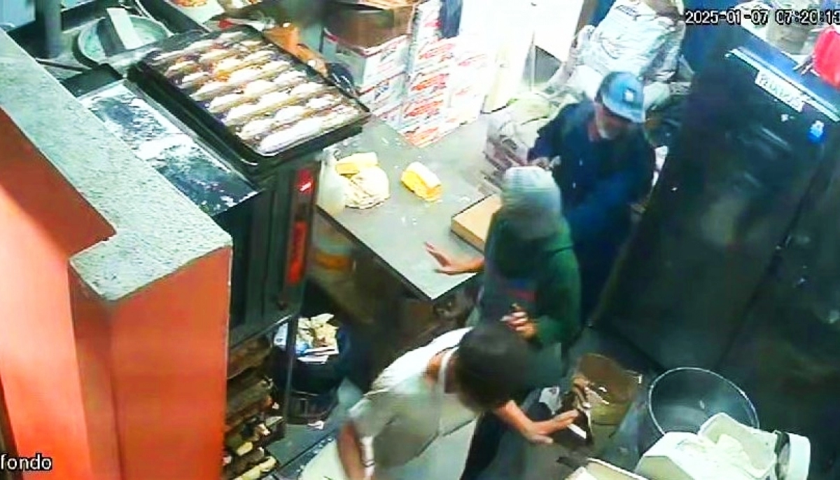 Motochorros con bajón fueron a la panadería, se llevaron dos roscas de Reyes y la recaudación