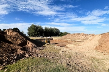 Sciaini presente en el inicio de las obras para la pileta de natación municipal en Roque Pérez