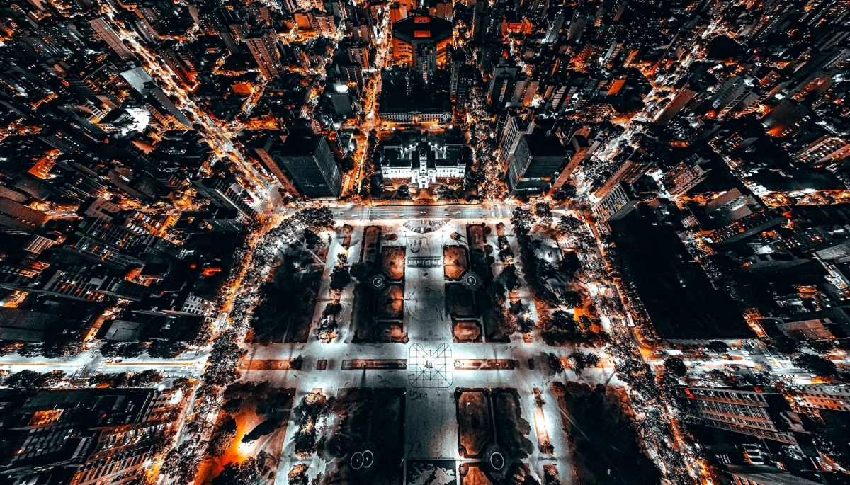 Oficializaron un millonario proyecto para renovar todo el alumbrado público de La Plata