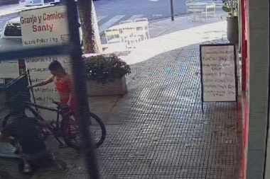 Una pareja que paseaba por CABA con herramientas, cortó la cadena y se robó la bicicleta de una carnicería