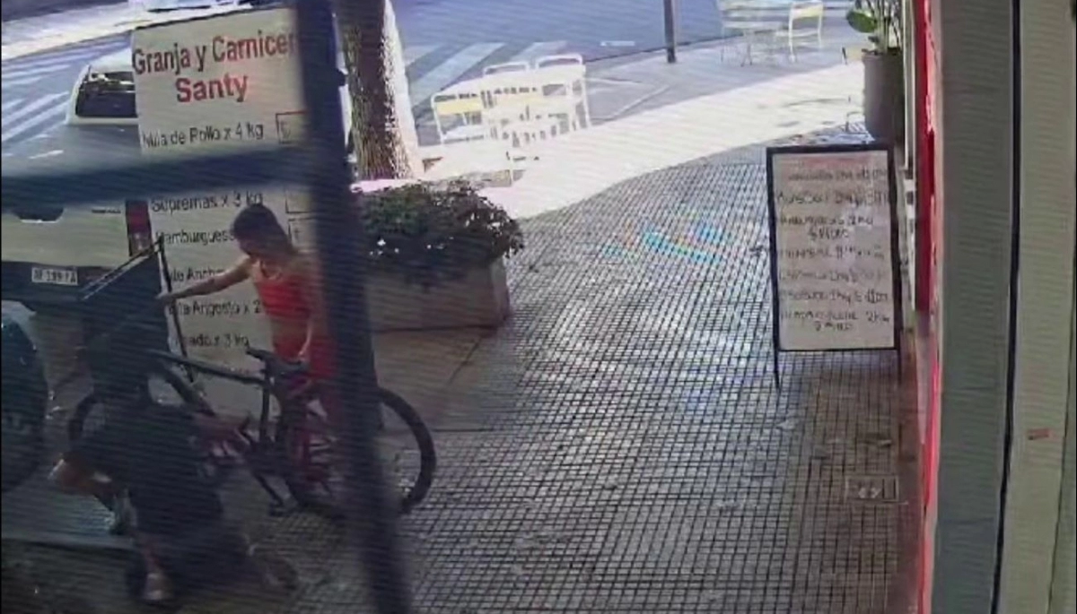 Una pareja que paseaba por CABA con herramientas, cortó la cadena y se robó la bicicleta de una carnicería