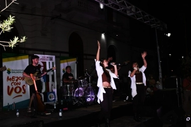 Saladillo: el Folclore llenó de artistas y bailarines la segunda calle libre del 2025