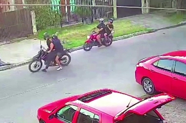 Delincuentes interceptaron a mensajero, le apoyaron la pistola en la cabeza y le robaron la moto