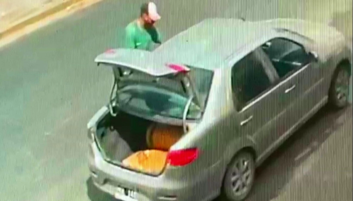 Cargaba mercadería y un ladrón que lo acechaba se lo llevó con el baúl abierto