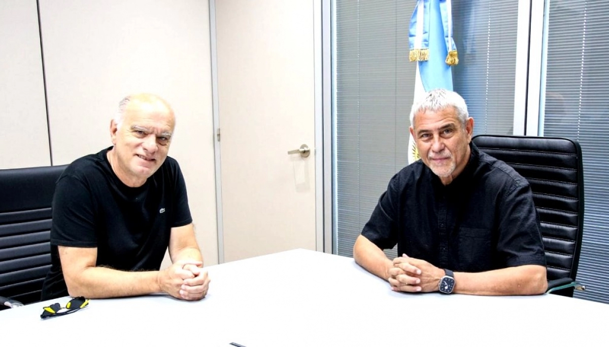 Ferraresi y otro palo para La Cámpora: foto con Grindetti, enemigo político de Julián Álvarez