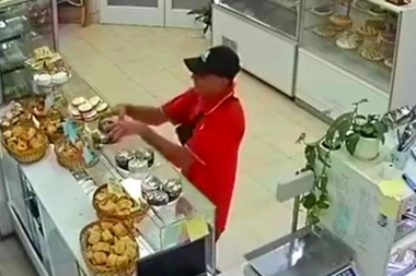 Tres alfajores: "mangueó" comida en una panadería y les robó cuando le preparaban la vianda