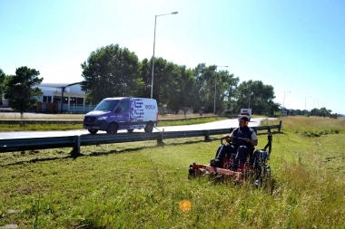 Y va el tercero: otro intendente salió a cortar el pasto en las rutas ante el abandono de Nación
