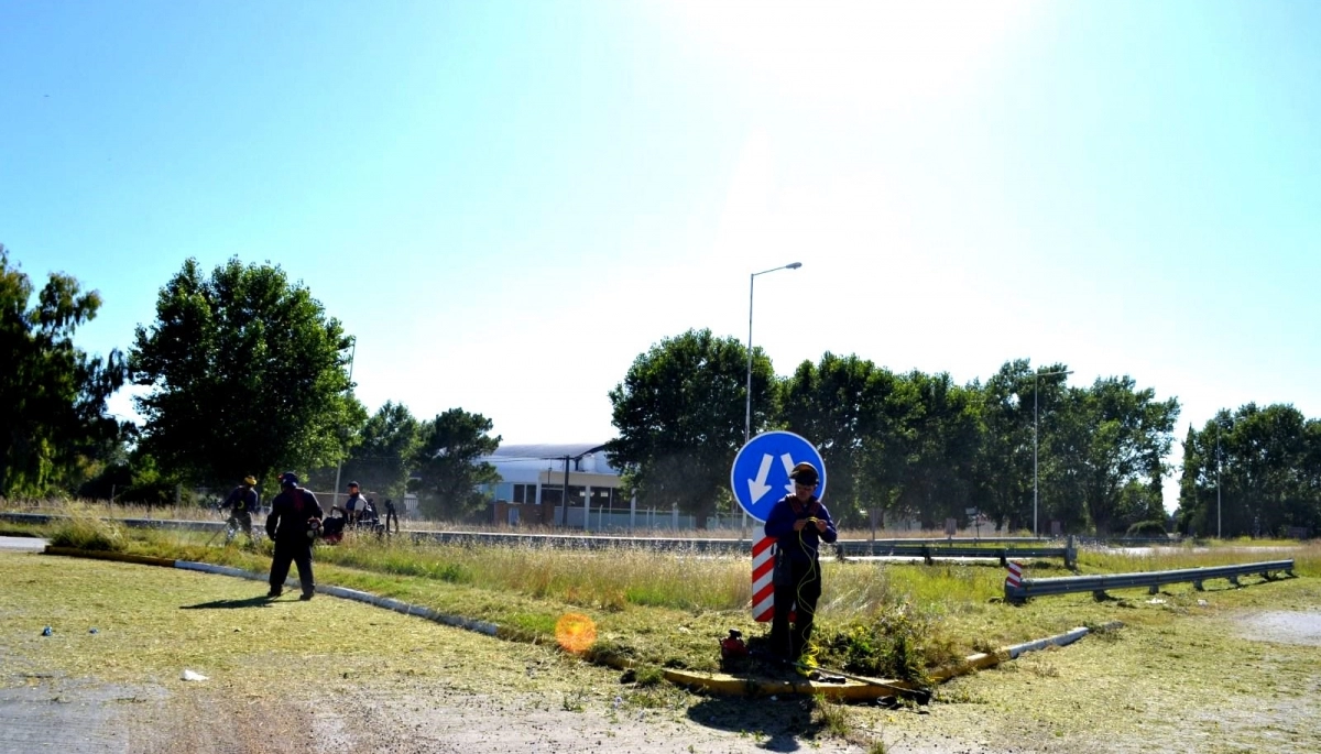Furioso por la ausencia del gobierno de Milei, otro intendente salió a cortar el pasto en las rutas
