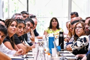 Con los ojos en el 2025, Kicillof convocó a paritarias a estatales bonaerenses para discutir salarios