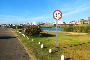 Punta Mogotes: recuerdan la prohibición de estacionar en la calle colectora y bañarse en las lagunas