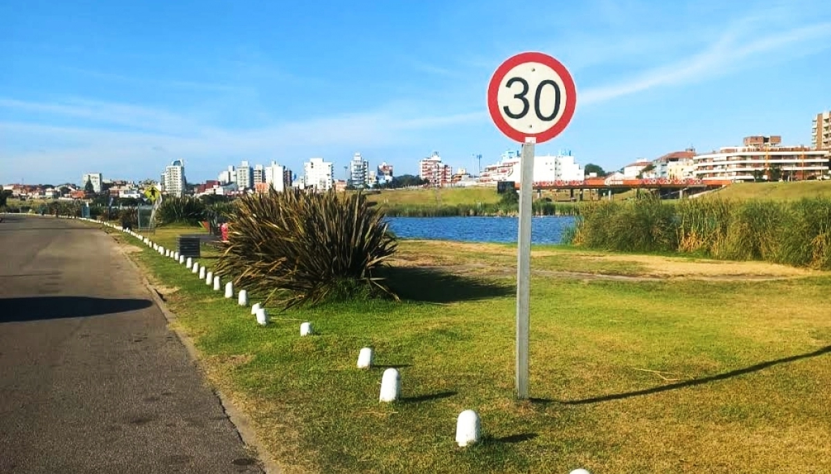 Punta Mogotes: recuerdan la prohibición de estacionar en la calle colectora y bañarse en las lagunas