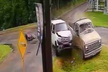 Un violento choque acabó con dos camionetas en una zanja y un motoquero lustrando el pavimento