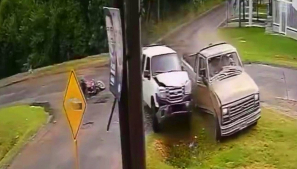 Un violento choque acabó con dos camionetas en una zanja y un motoquero lustrando el pavimento