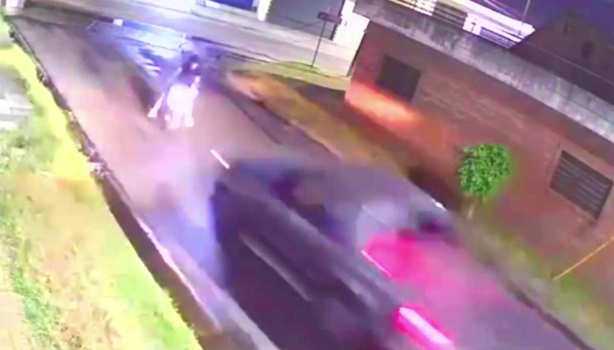 Voló varios metros: motoquero fue chocado por una camioneta que escapaba de varios móviles policiales