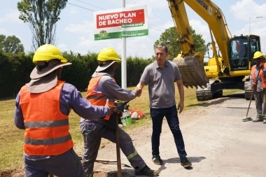 Esteban Echeverría: Gray recorrió las obras de bacheo sobre la calle Sargento Cabral de Canning