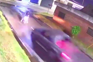 Voló varios metros: motoquero fue chocado por una camioneta que escapaba de varios móviles policiales