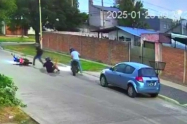 Más inseguridad en Morón: motoquero salió de la casa, recorrió una cuadra y lo pusieron de rodillas para robarle