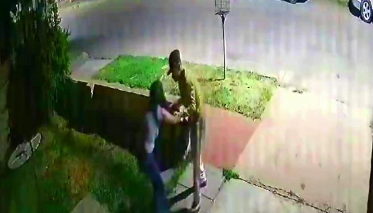 Conurbano descontrolado: la tomó del cuello a traición y le robó las pertenencias