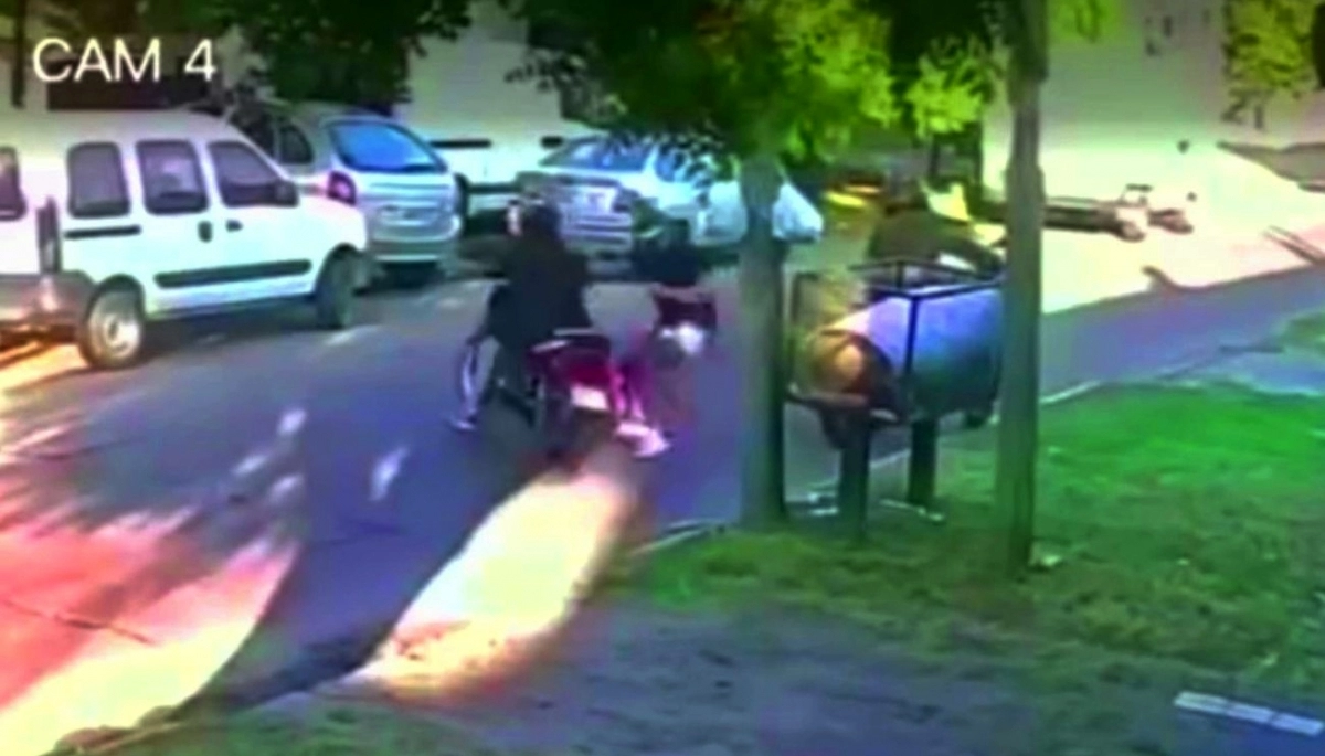 Conurbano descontrolado: motochorros dejaron a pie a un motoquero y asaltaron a una pareja