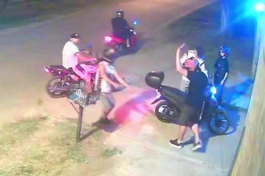 Moreno en llamas: motochorros armados les robaron todo a jóvenes motoqueros