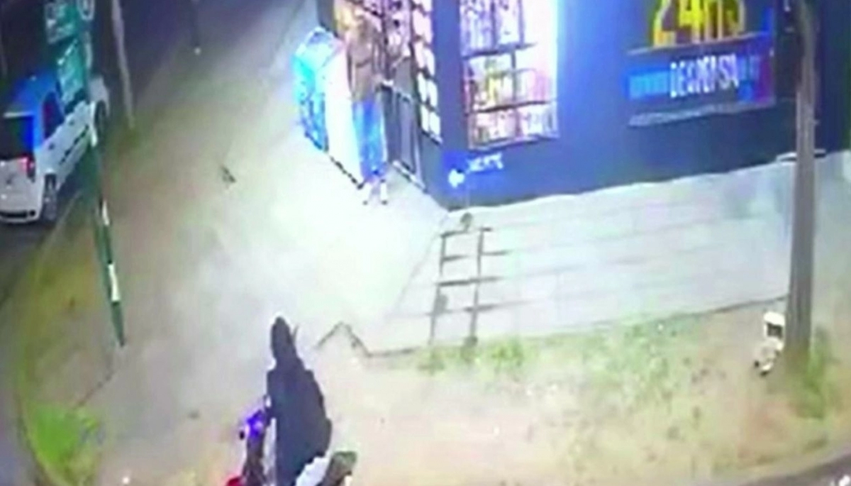 Inseguridad en Merlo: una pareja de motochorros asaltó a un cliente en la puerta de un kiosco