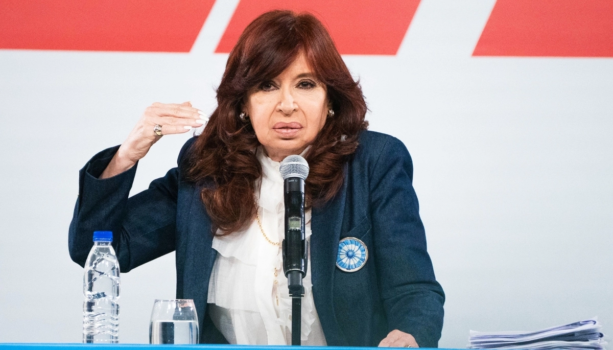 Cristina cruzó a Milei por una denuncia de ANSES: lo tildó de “cachivache” y lo mandó al psiquiatra