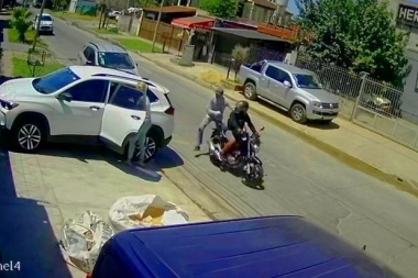 ¿La entregaron? Salió del banco con 23 millones de pesos y motochorros se los robaron en la puerta de la fábrica